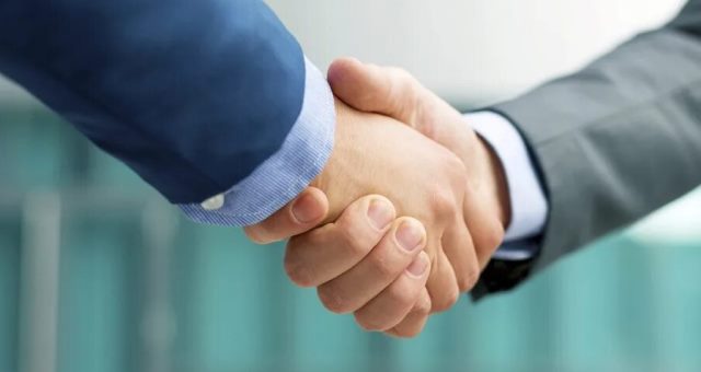 Использование ладоней и рукопожатий для установления контроля